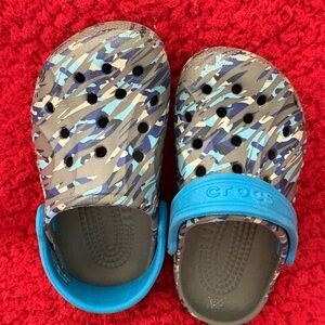 CROCS Kids Blue and Gray Camo Sandals